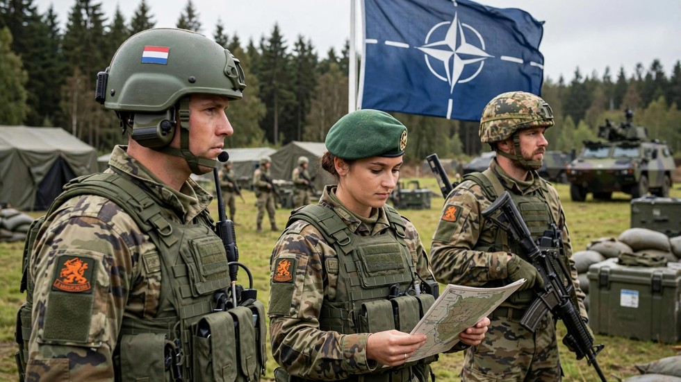 Nederlandse militairen en NAVO-vlaggen bij een defensieoefening