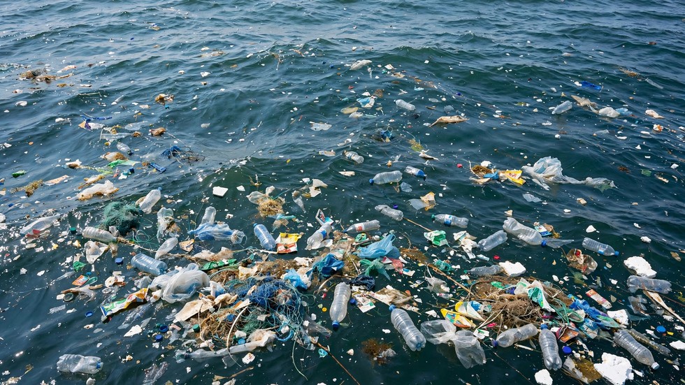 Plasticsoep in de oceanen: drijvend plastic afval in de oceaan vanuit de lucht